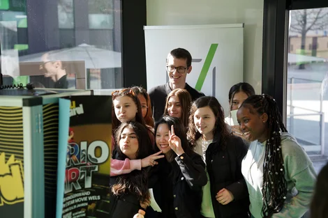 Jugendliche bei der OÖ Job Week im VKB-Event-Trailer, die Fotos in der Fotobox machen.