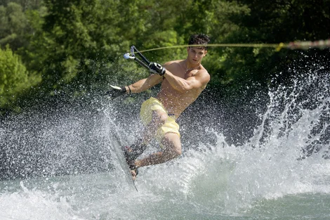VKB-Juniorsportler Alex Gschiel am Wakeboard im Wasser.