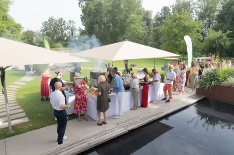 VKB-Mitarbeiter/innen beim Buffet am Sommerfest am Jetlake in Feldkirchen