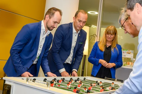 Marksu Auer und weitere Personen beim Wuzzeln für den guten Zweck beim VKB-Weltspartagsempfang