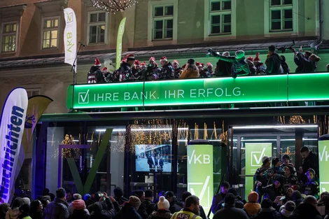 Die Steinbach Black Wings Linz beim VKB-Adventsingen am VKB-Event-Trailer am Hauptplatz in Linz