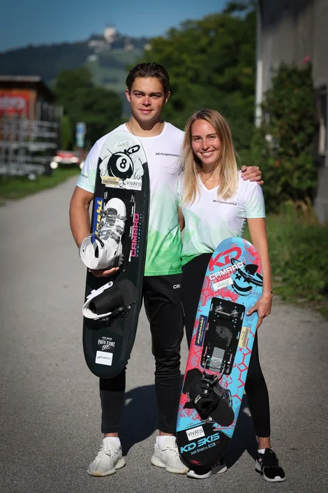 Dominic und Nicola Kuhn mit ihren Wakeboards
