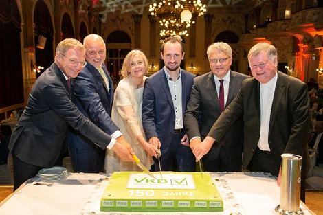 Der Vorstand der VKB beim Anschneiden der 150-Jahr-Torte