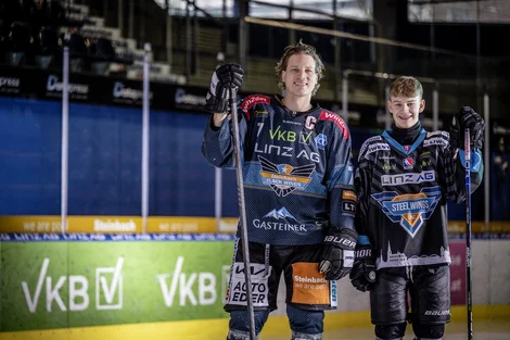 2 Spieler der Steinbach Black Wings Linz auf dem Eis